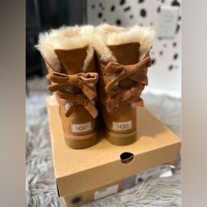 UGG Corduroy Bailey Bow - worn once - size 7